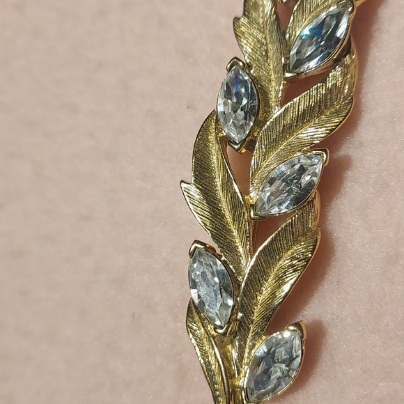 Vintage 1960's Trifari, Rhinestone Leaf Brooch - Picture 3 of 7